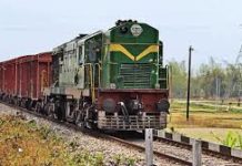 15 migrants run over by train in Maha