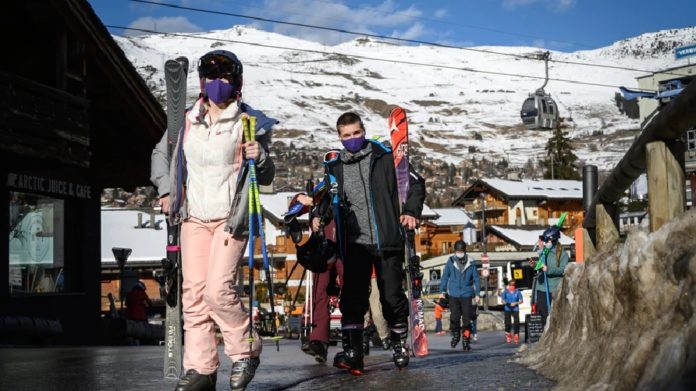 Hundreds of UK tourists flee Covid quarantine in Swiss ski resort