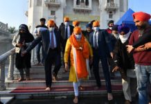PM Modi visits Gurudwara Rakabganj PM Modi visits Gurudwara Rakabganj