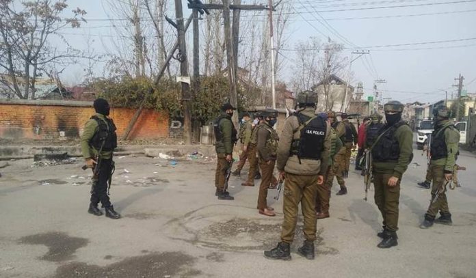 Cop, civilian injured in Srinagar militant attack