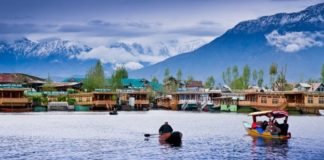 Yaqoob Dunoo Urges Omar Abdullah to Announce Relief Package for Houseboat Industry