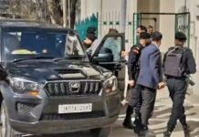 Farooq Abdullah Offers Jummatul-Vida Prayers at Hazratbal Shrine in Srinagar