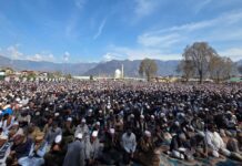 One Lakh Devotees Offer Jumat-ul-Vida Prayers at Hazratbal Shrine