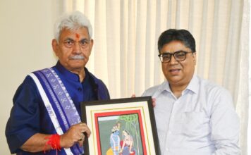 LG Sinha Congratulates Surgeon on Completing 100 Joint Replacement Surgeries Under SEHAT Scheme