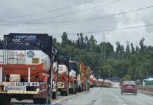 Landslide blocks Jammu-Srinagar highway; 1,700 trucks stranded, traffic halted