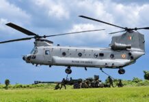 Army demonstrates rapid deployment of artillery using Chinook helicopters