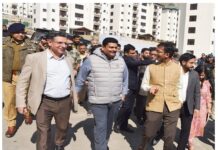 Div Com Kashmir Assess Readiness of Flats for Migrant Employees at Zewan
